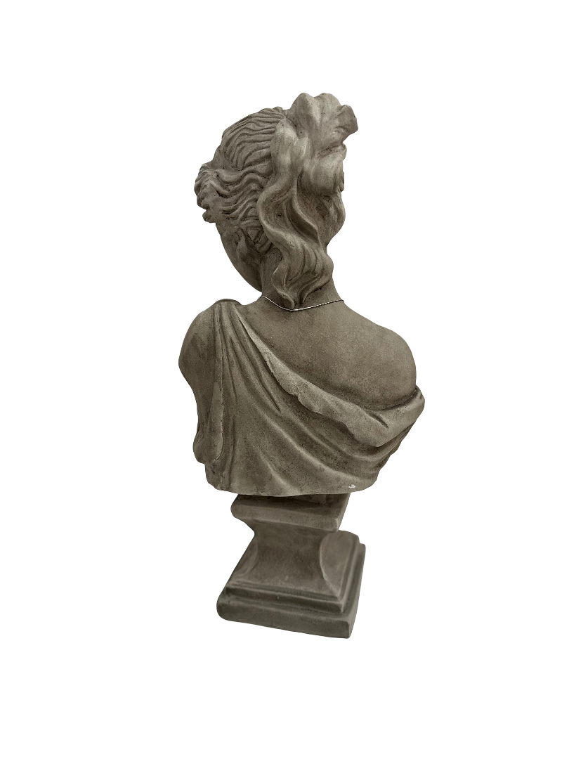 BUST OF WOMEN IN MAGNESIAN